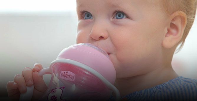 Svezzamento: dal biberon al bicchiere per neonati