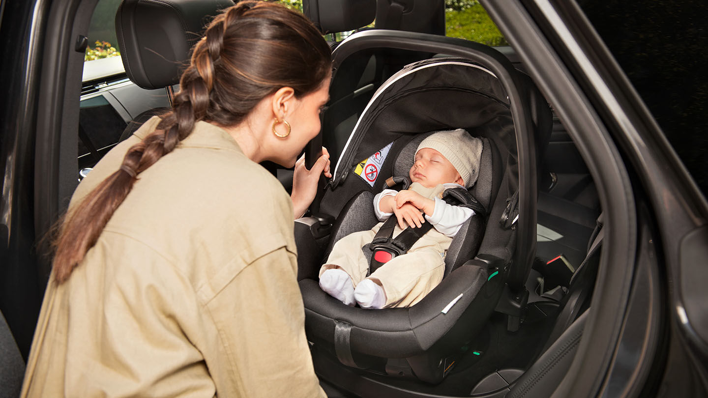 Trasportare neonato in auto: ovetto e posizione corretta