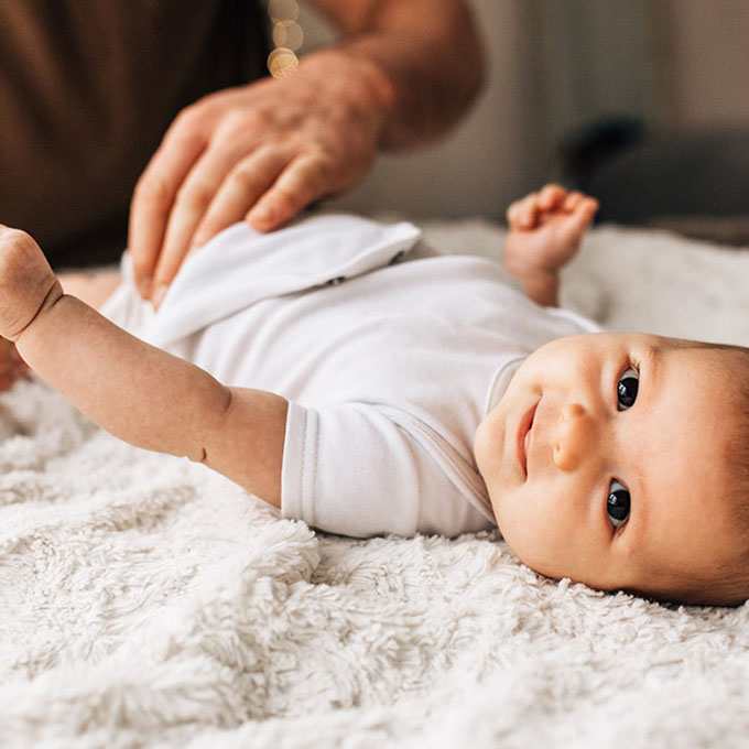 10 consigli per cambiare il pannolino al neonato che piange